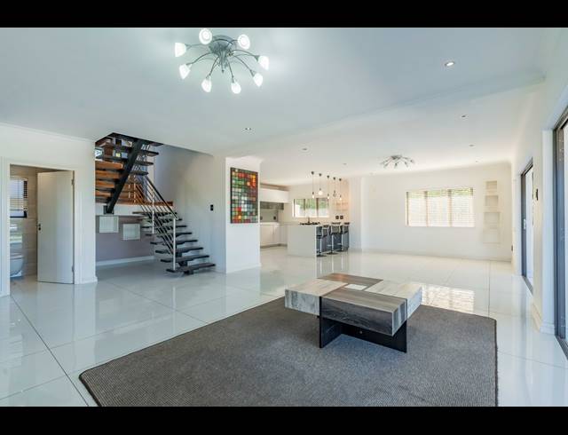 4 BEDROOM HOUSE FOR SALE IN HILLCREST CENTRAL